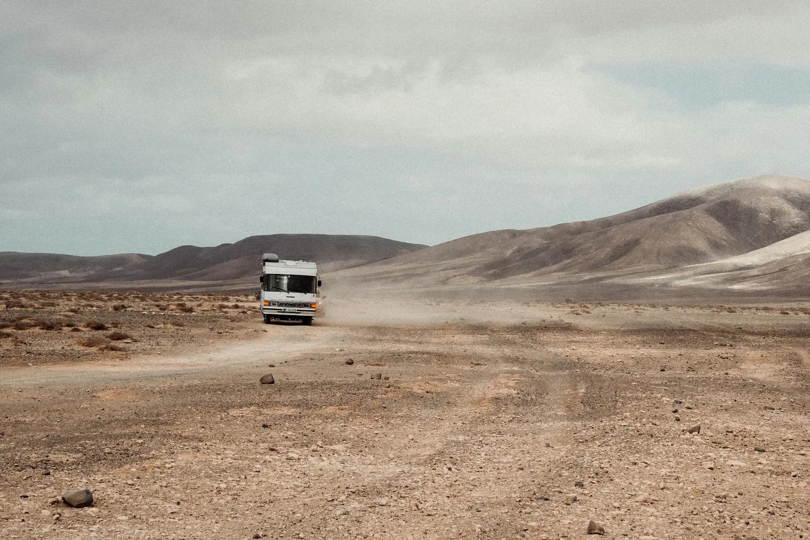 Hymer-Wohnmobil auf einer Schotterpiste durch die Wüstenberge von Fuerteventura