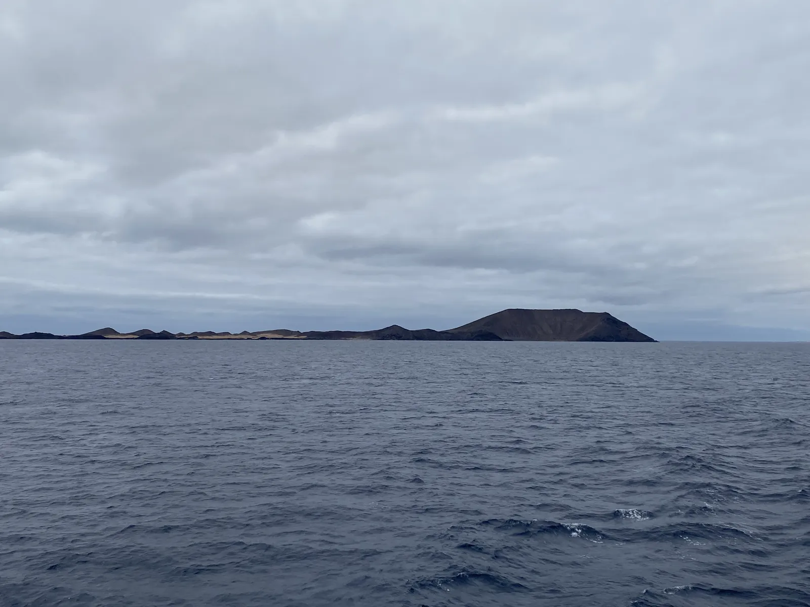 Isla de Lobos widziana z promu między Corralejo a Playa Blanca
