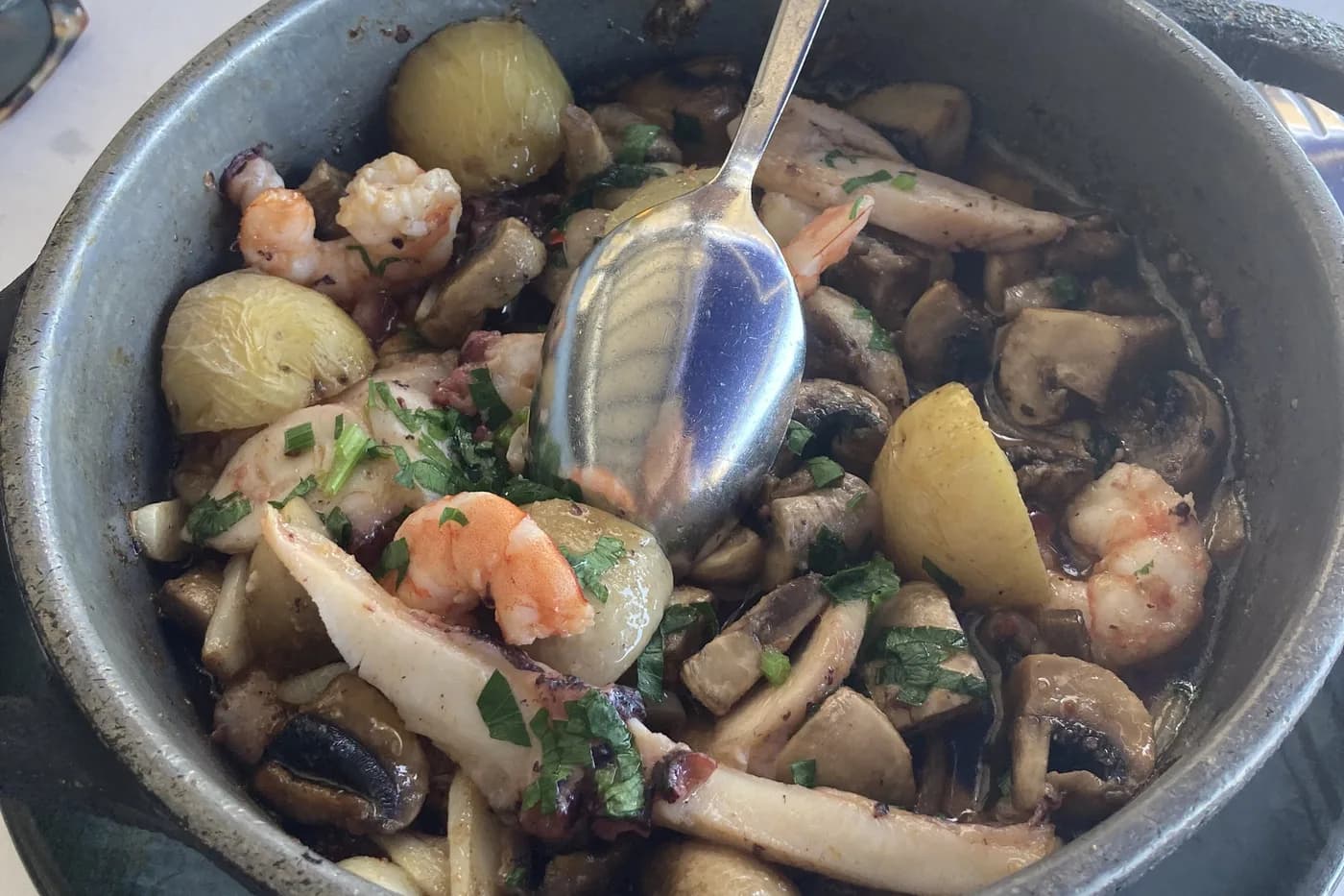 Topf mit Meeresfrüchten, Oktopus und Pilzen im Restaurant Lago Verde, El Golfo, Lanzarote