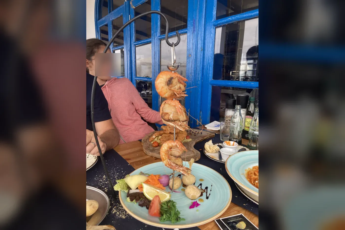 Spieß mit Garnelen und Fisch, hängend über dem Teller im Mirador del Roque, Órzola