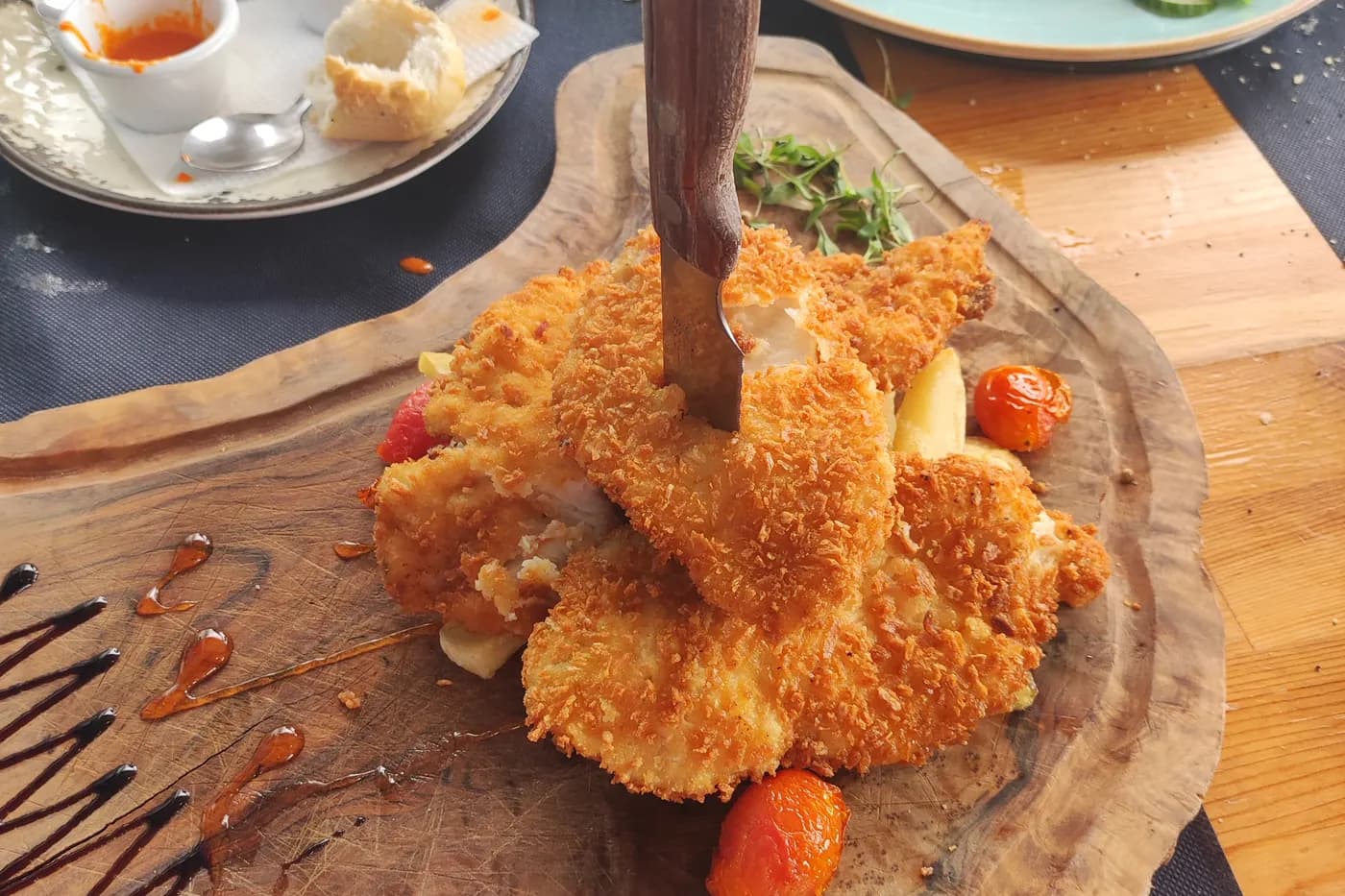 Platte mit paniertem Fisch und gegrilltem Gemüse im Restaurant Mirador del Roque, Órzola, Lanzarote