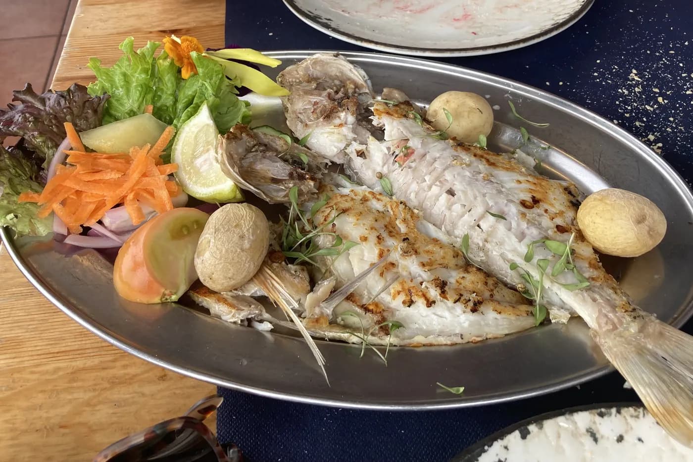 Ganzer gegrillter Fisch im Restaurant Mirador del Roque, Órzola, Lanzarote