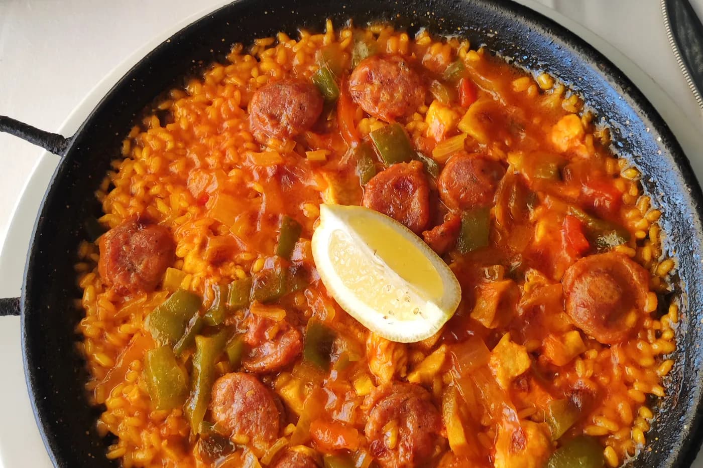 Paella mit Meeresfrüchten und Chorizo, serviert auf einer Terrasse in Puerto del Carmen, Lanzarote