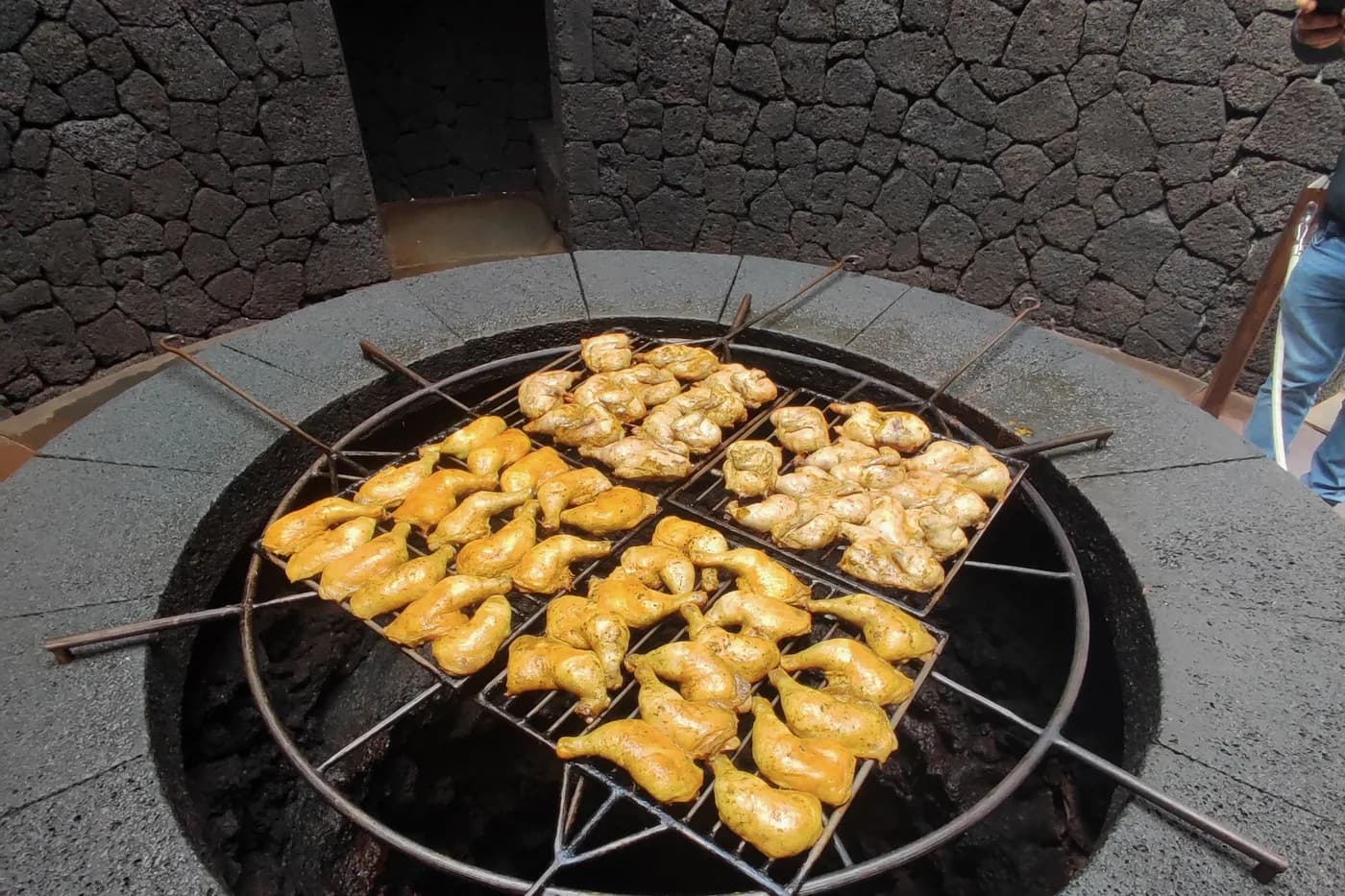 Geothermischer Grill des Restaurants El Diablo im Nationalpark Timanfaya, Lanzarote