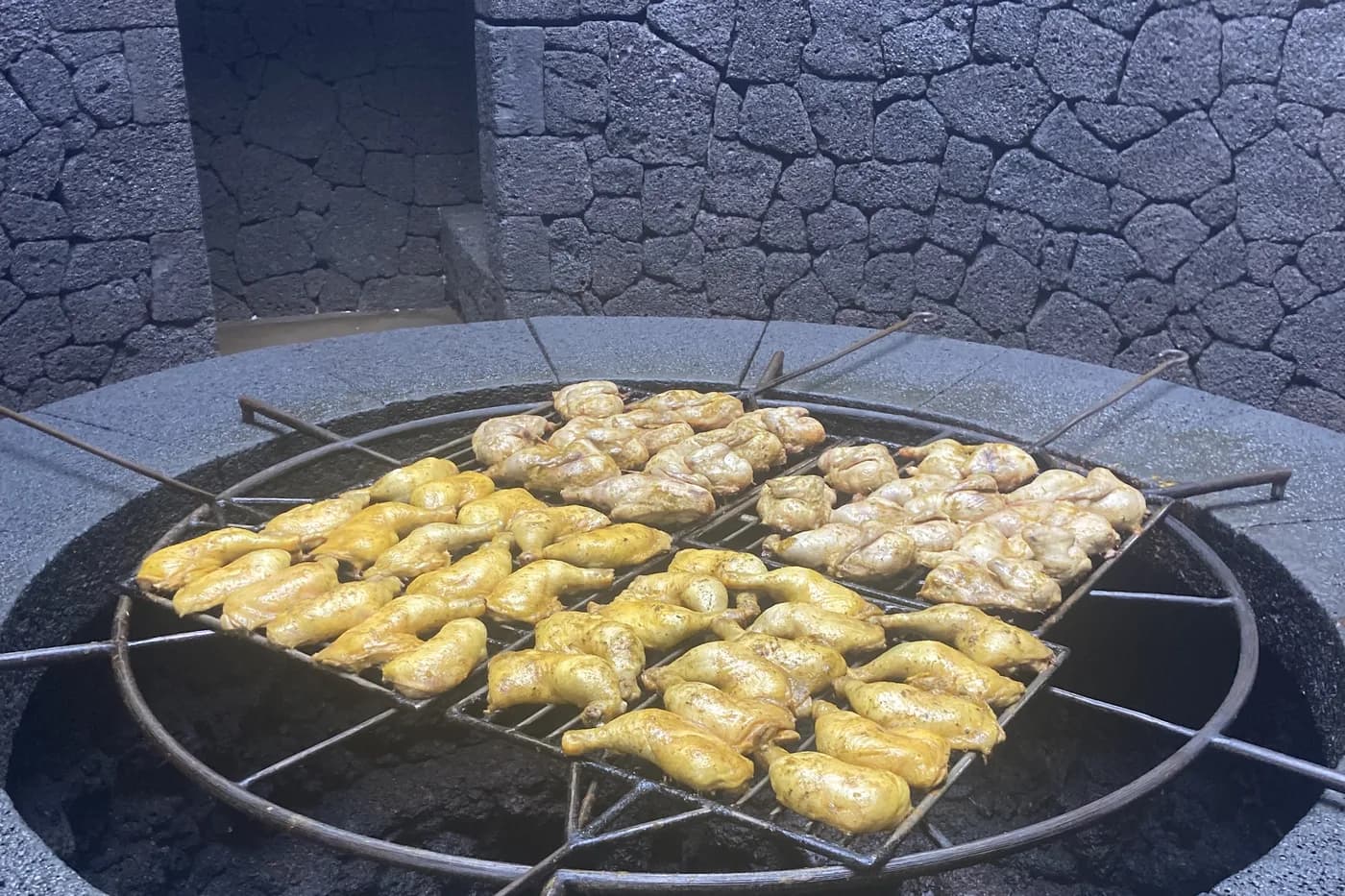Fleisch, gegrillt mit der natürlichen Hitze des Vulkans im Restaurant El Diablo, Nationalpark Timanfaya