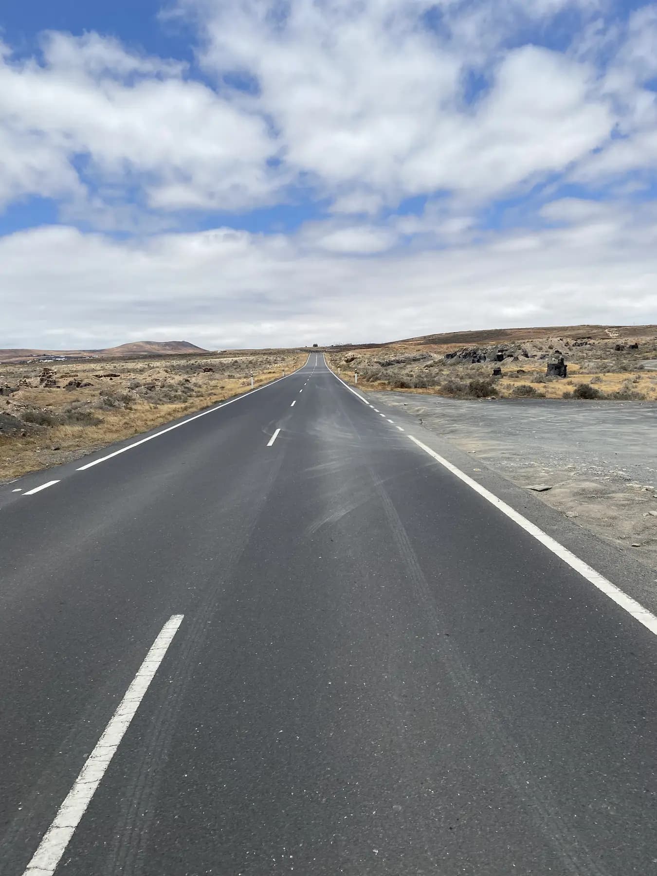 Typische vulkanische Straßenrandlandschaft im Inselinneren Lanzarotes