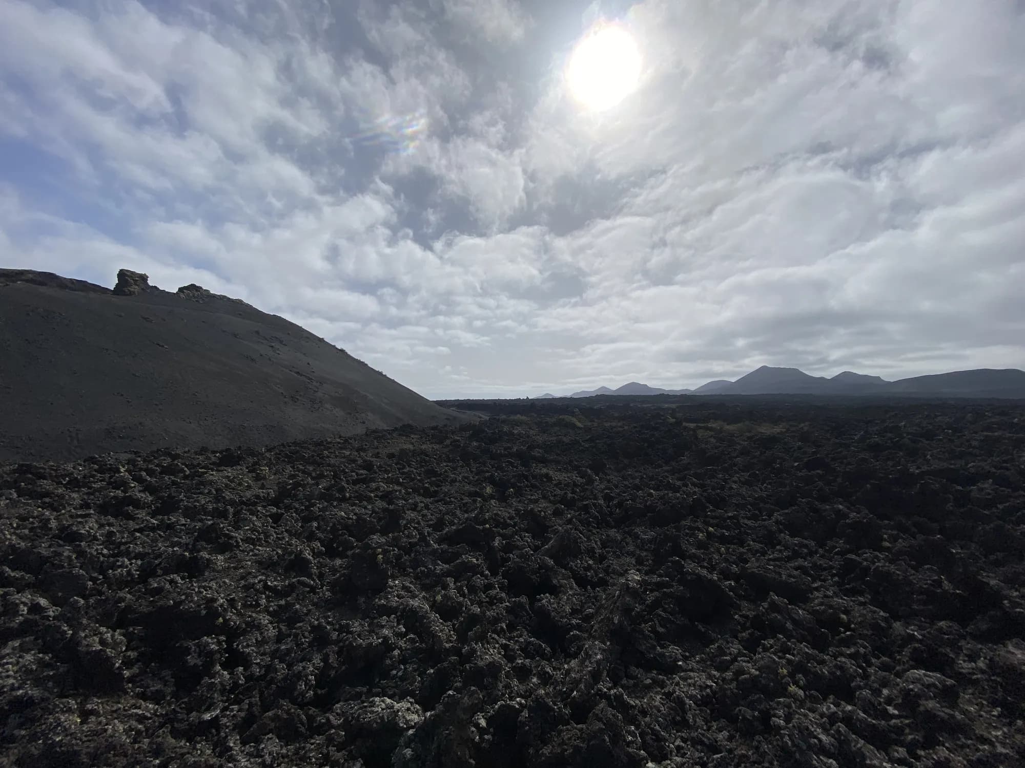 Straße durch ein schwarzes Lavafeld nahe Timanfaya auf Lanzarote
