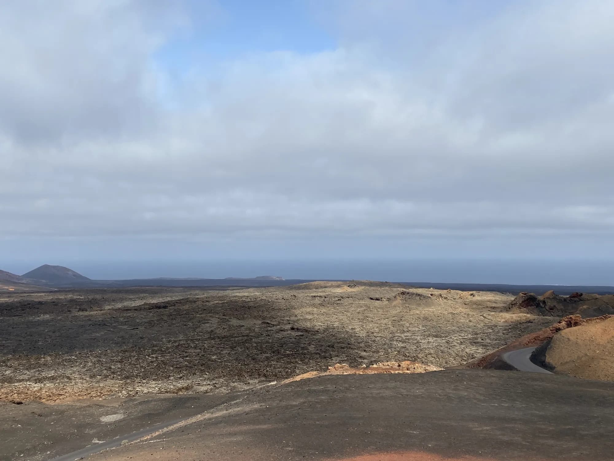 Straße, die sich durch die Vulkane der Region La Geria auf Lanzarote schlängelt