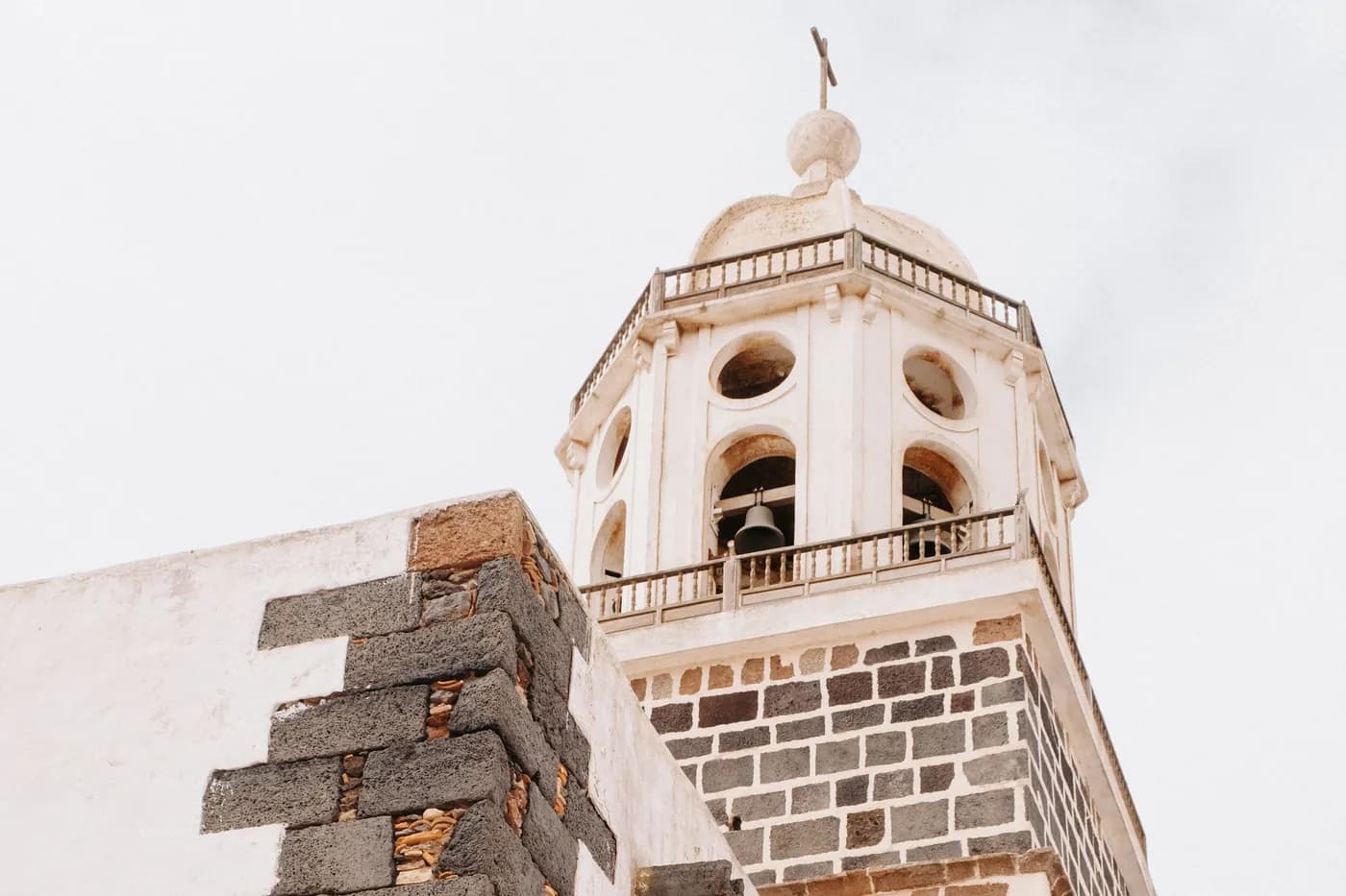Glockenturm der Kirche Nuestra Señora de Guadalupe in Teguise mit Ecken aus Basaltstein