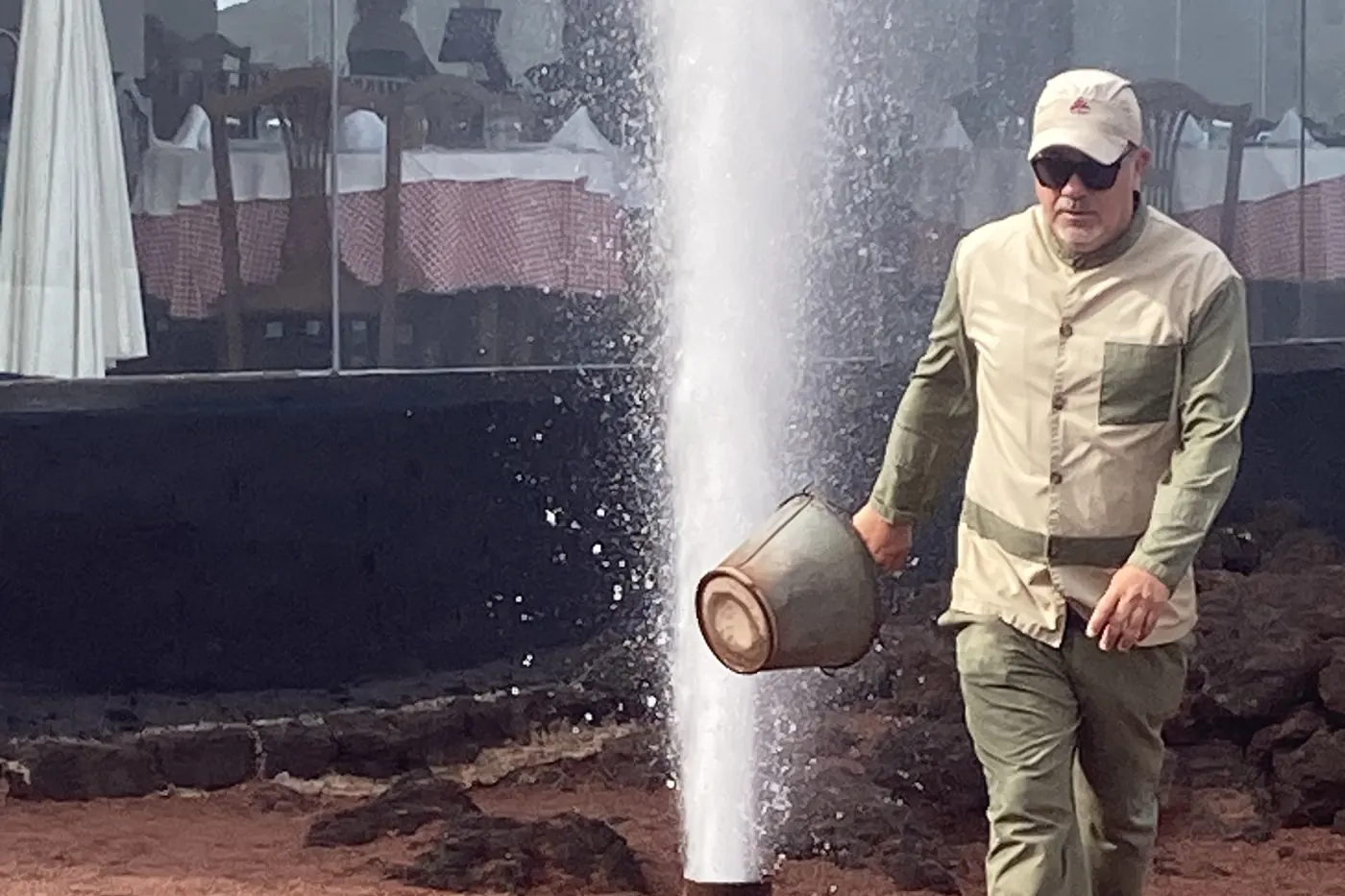 Geothermische Vorführung im Besucherzentrum von Timanfaya: in ein Bohrloch gegossenes Wasser schießt wie ein Geysir empor