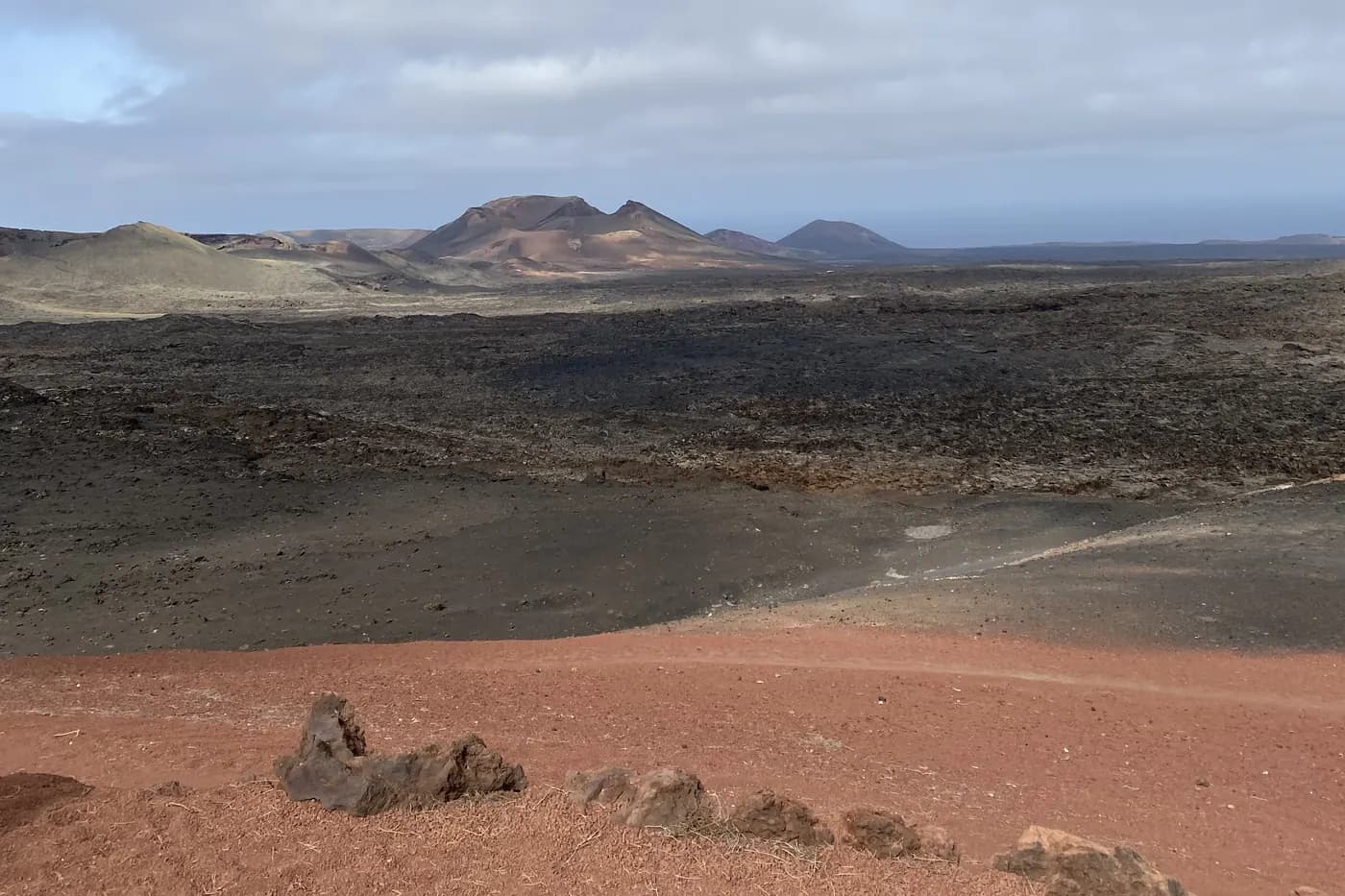 Die mineralische Landschaft von Timanfaya, ein schwarzes Lavafeld bis zu bunten Vulkanen
