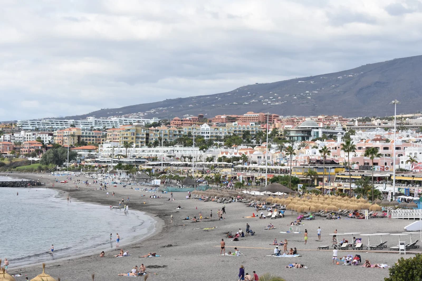 Strandpromenade und Hotels des Badeorts Costa Adeje im Süden Teneriffas