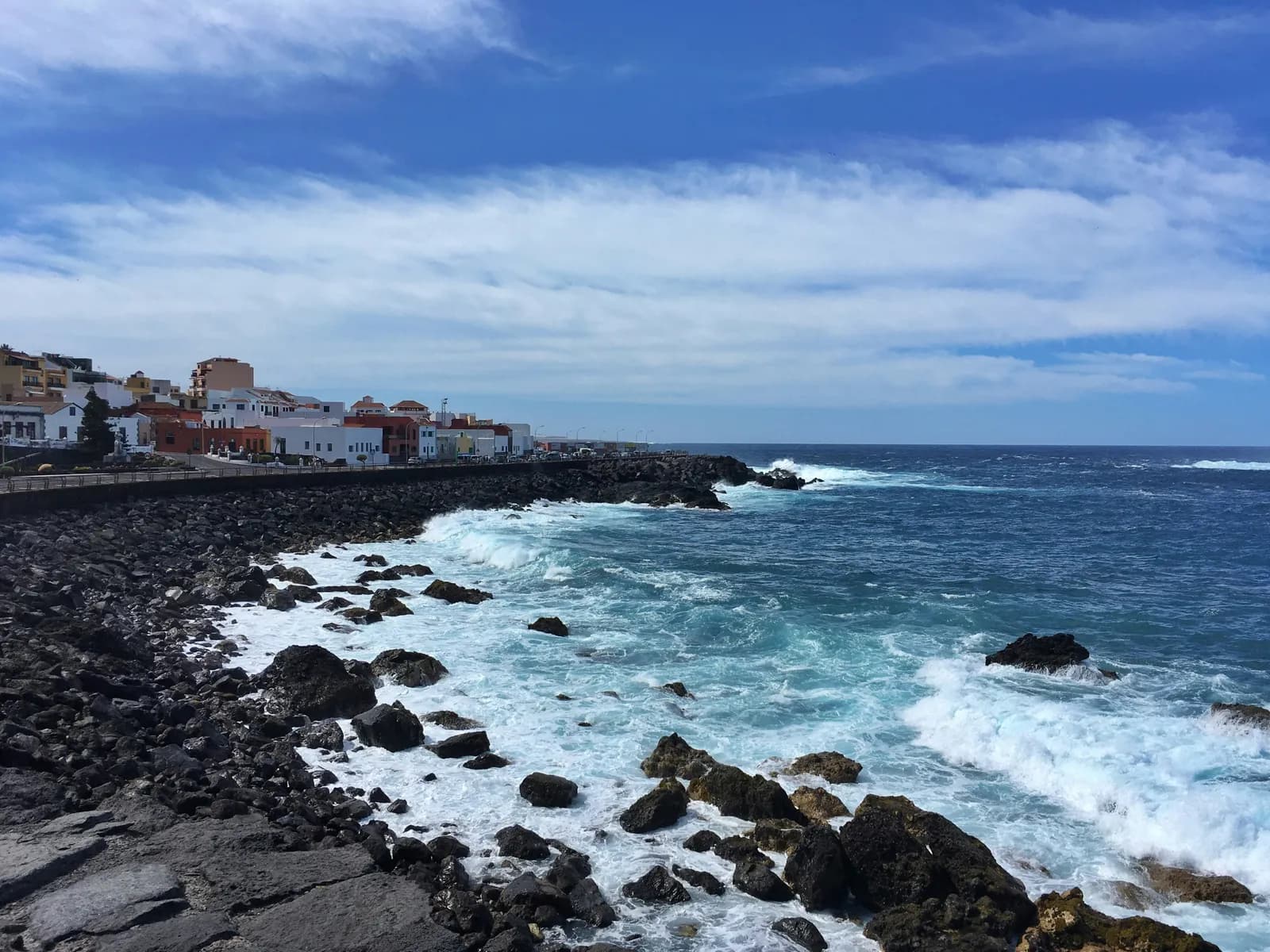 Schwarzer Sandstrand von Benijo und seine Vulkanfelsen bei Sonnenuntergang, Teneriffa