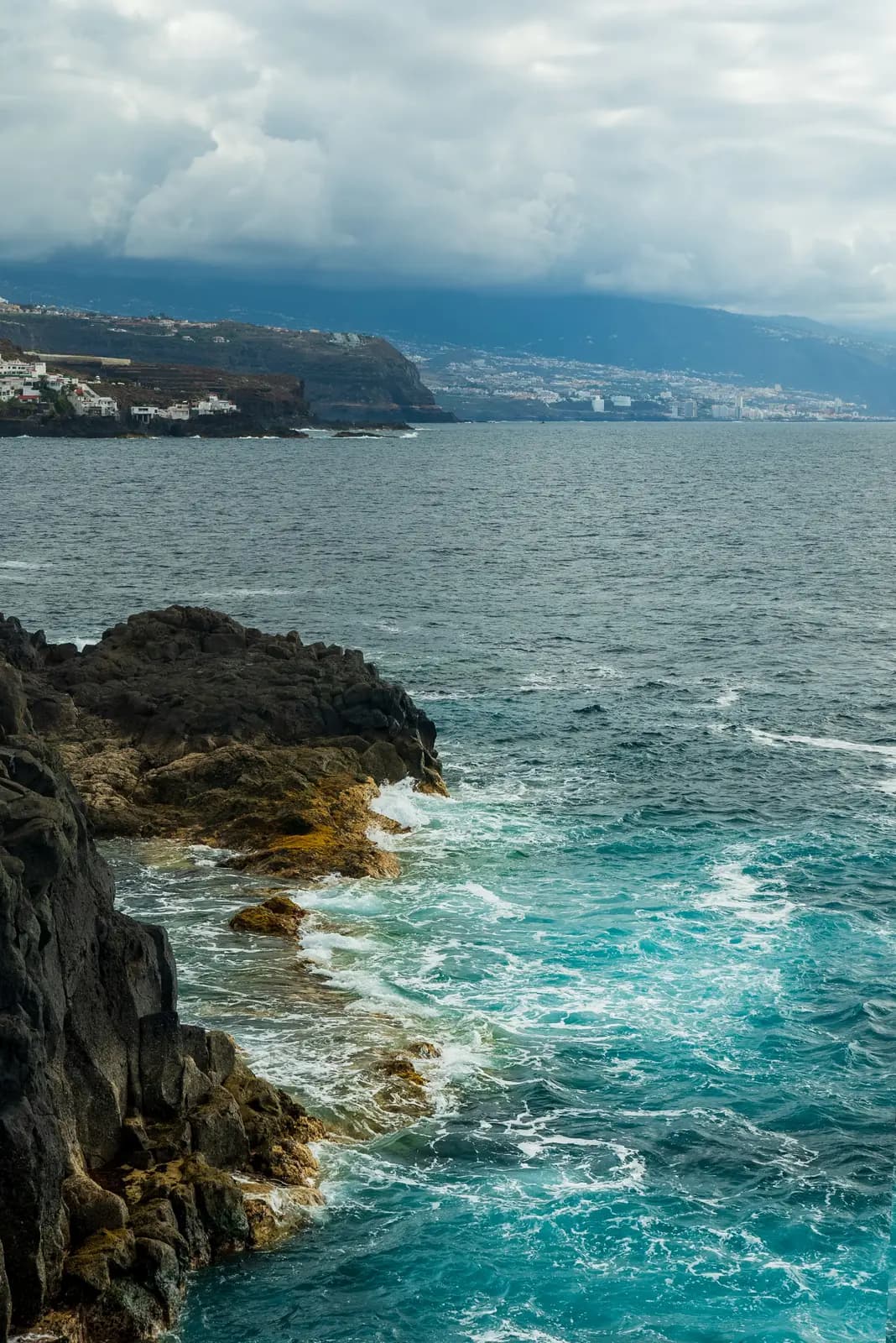 Sable doré et eaux calmes de la plage d'El Duque à Costa Adeje, Tenerife