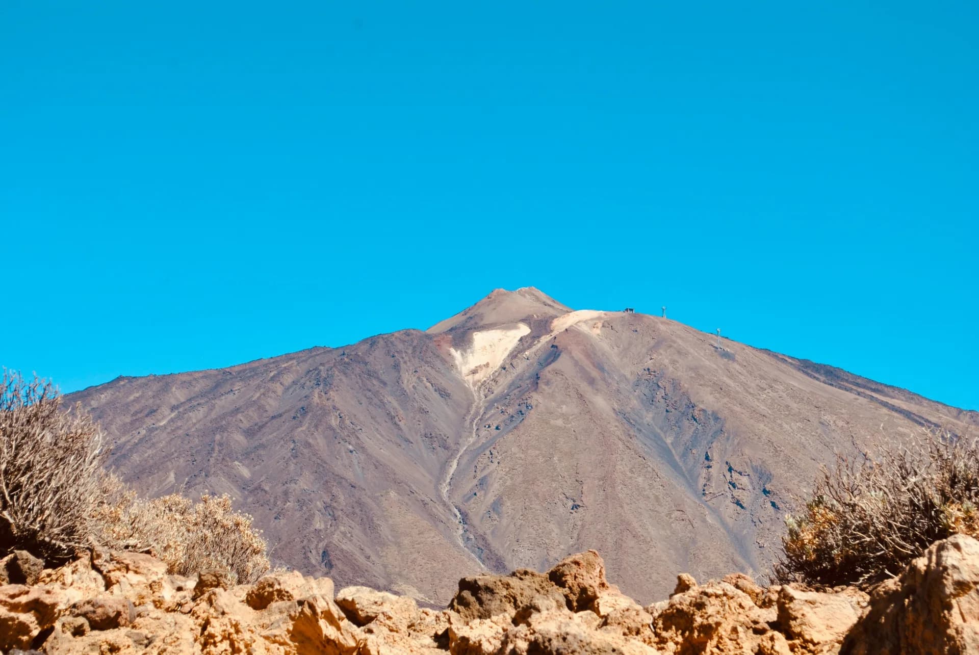 Randonneurs sur un sentier volcanique du parc national du Teide, Tenerife
