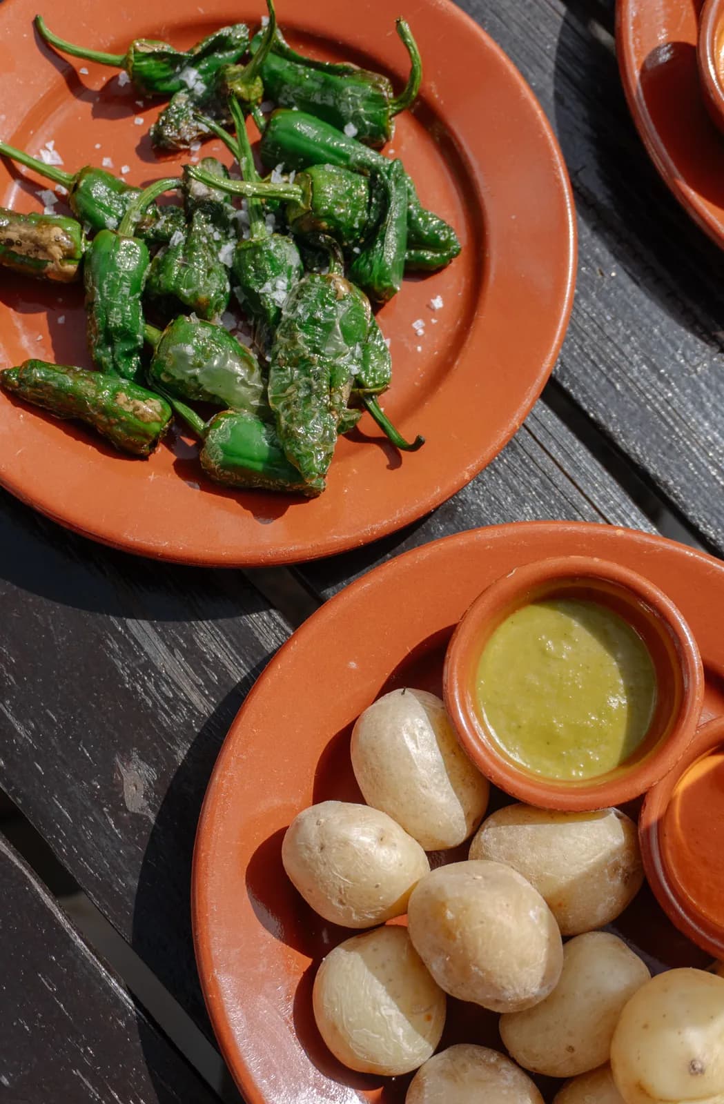 Papas arrugadas maison servies avec mojo verde et mojo rojo
