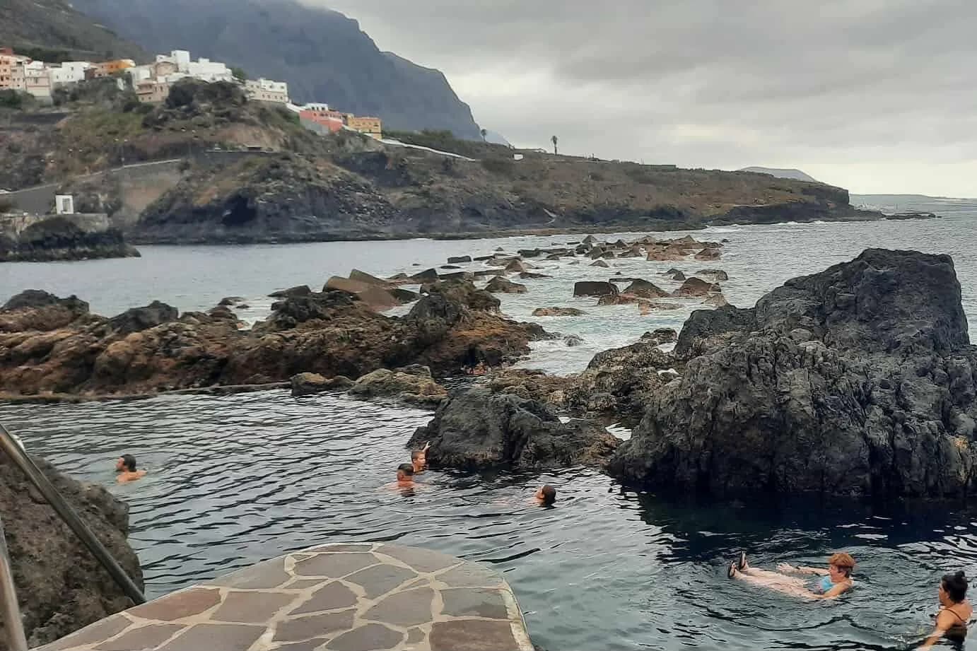 Les piscines naturelles volcaniques d'El Caletón et le village de Garachico sur la falaise, Tenerife