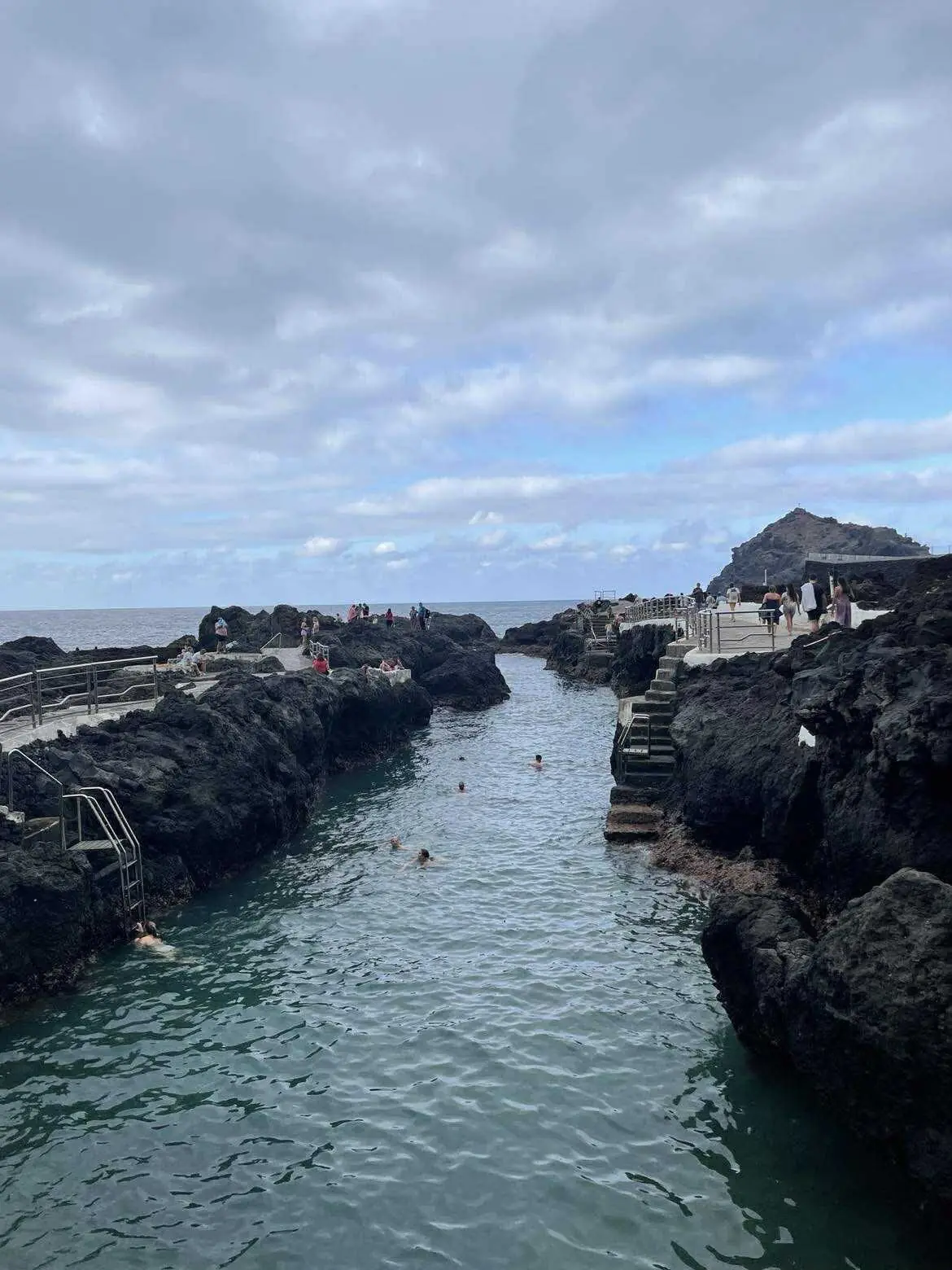 Baigneurs dans les piscines naturelles volcaniques de Garachico, formées par une ancienne coulée de lave, Tenerife