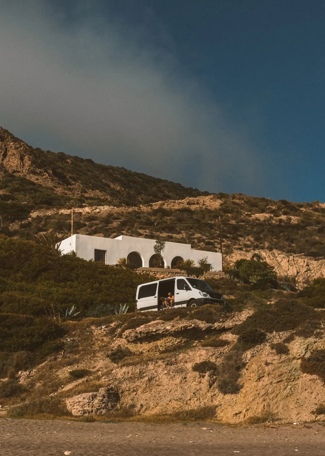 Wohnmobil auf einer vulkanischen Straße auf Teneriffa